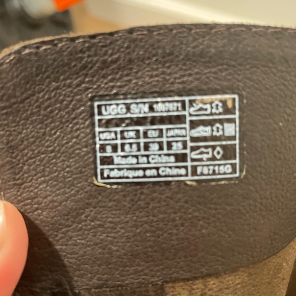 Ugg Distressed Leather Roding Boots - Picture 4 of 5